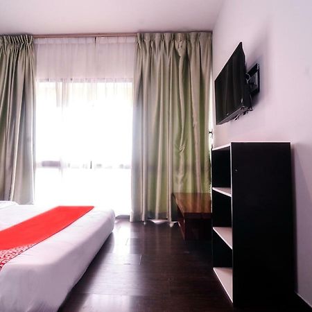 Oyo 1119 Memoire Express Hotel Kuching Buitenkant foto