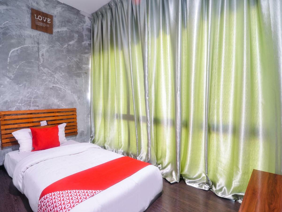 Oyo 1119 Memoire Express Hotel Kuching Buitenkant foto