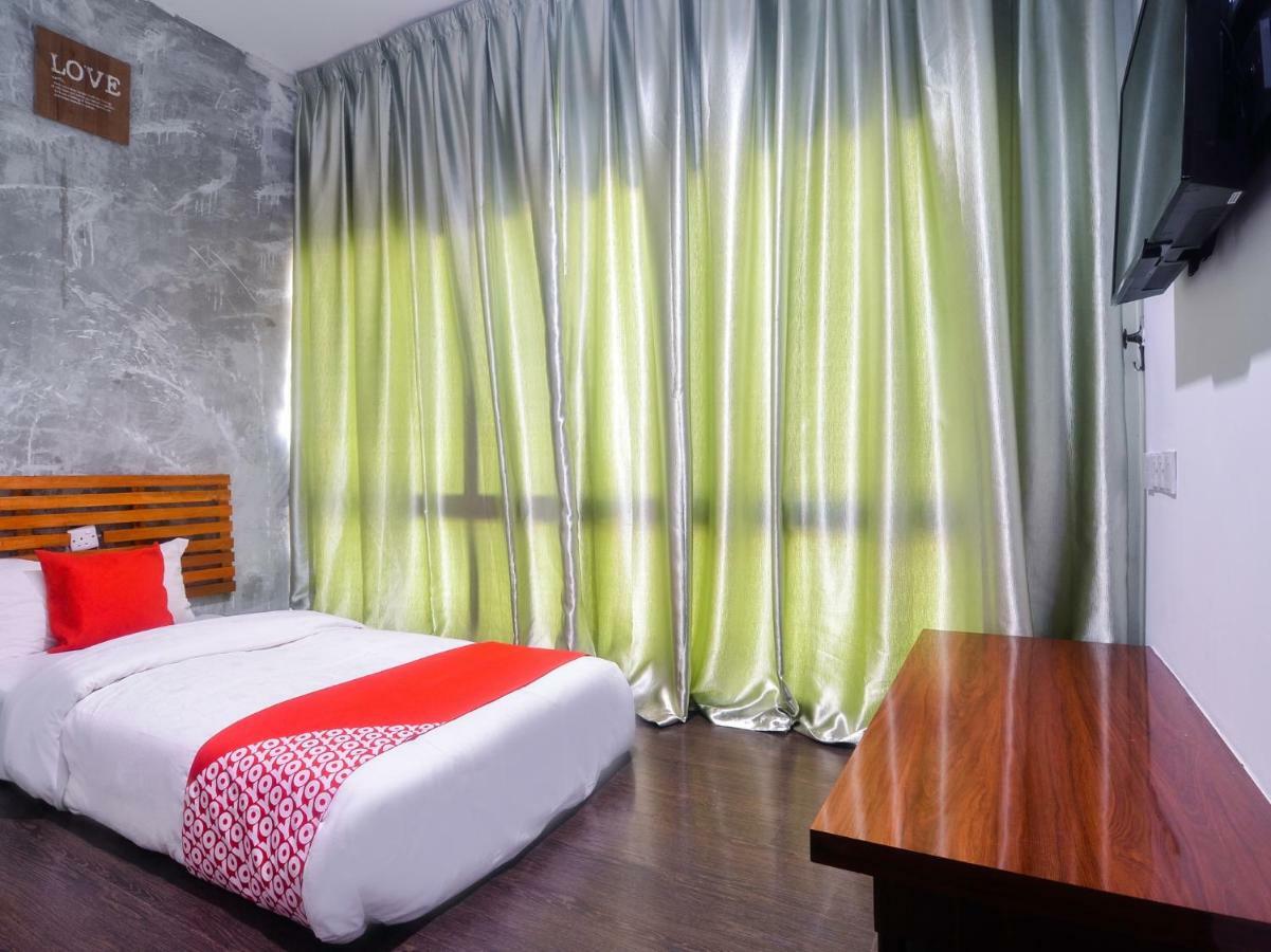 Oyo 1119 Memoire Express Hotel Kuching Buitenkant foto
